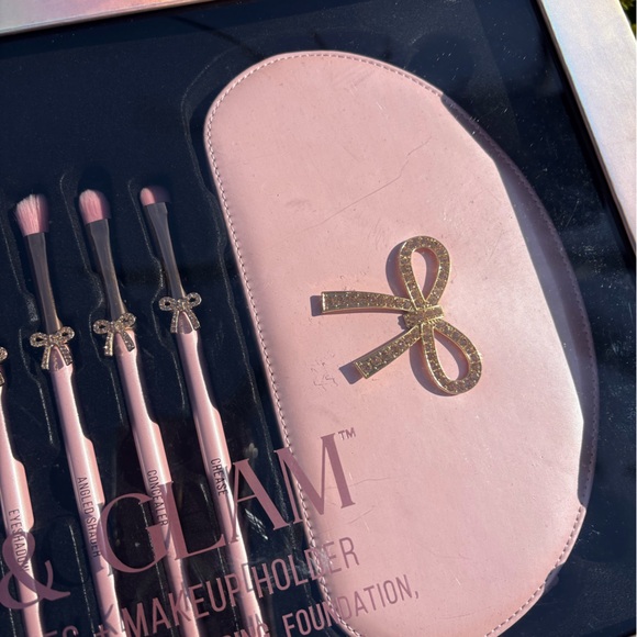 Glitz & Glam Bow makeup brushes viral - Picture 4 of 7